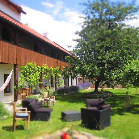 ホテルHolubnik Statecnych Zen Kralovych Luže エクステリア 写真