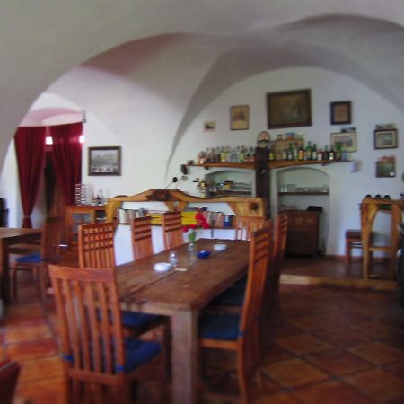 ホテルHolubnik Statecnych Zen Kralovych Luže エクステリア 写真