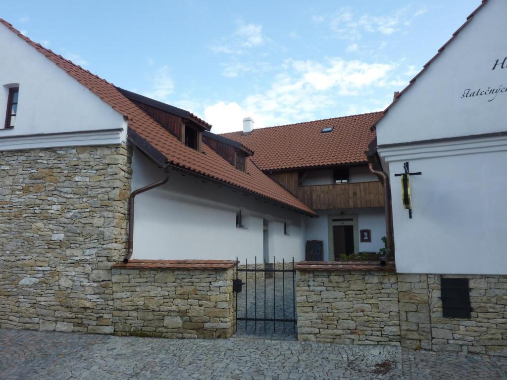 ホテルHolubnik Statecnych Zen Kralovych Luže エクステリア 写真