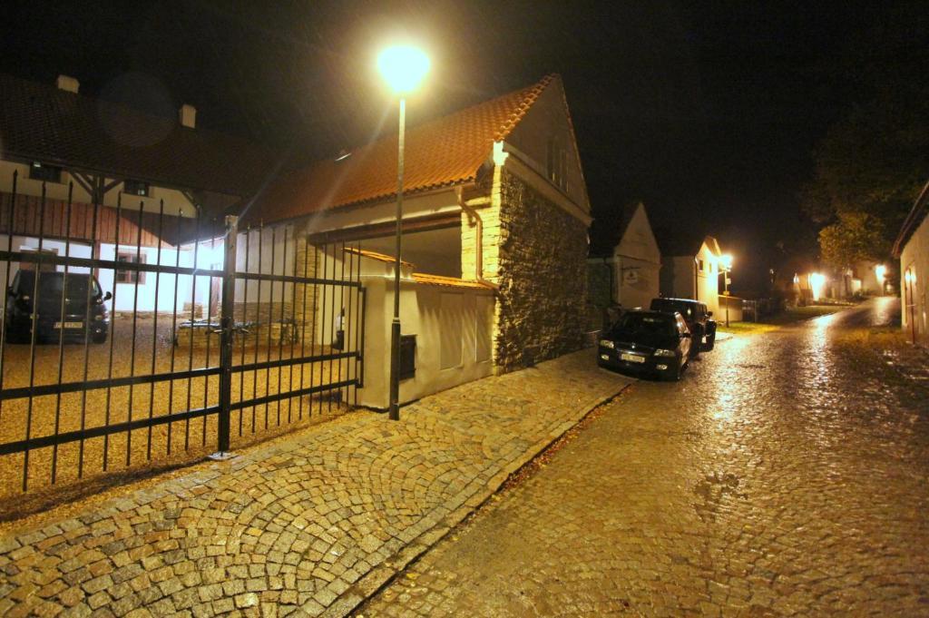 ホテルHolubnik Statecnych Zen Kralovych Luže エクステリア 写真