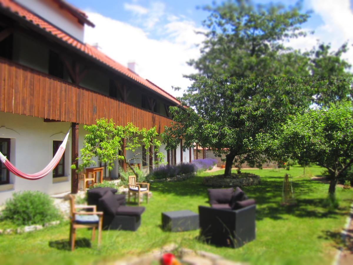 ホテルHolubnik Statecnych Zen Kralovych Luže エクステリア 写真