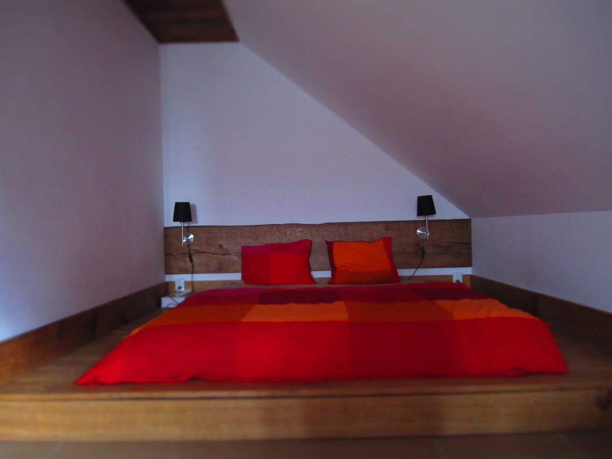 ホテルHolubnik Statecnych Zen Kralovych Luže エクステリア 写真