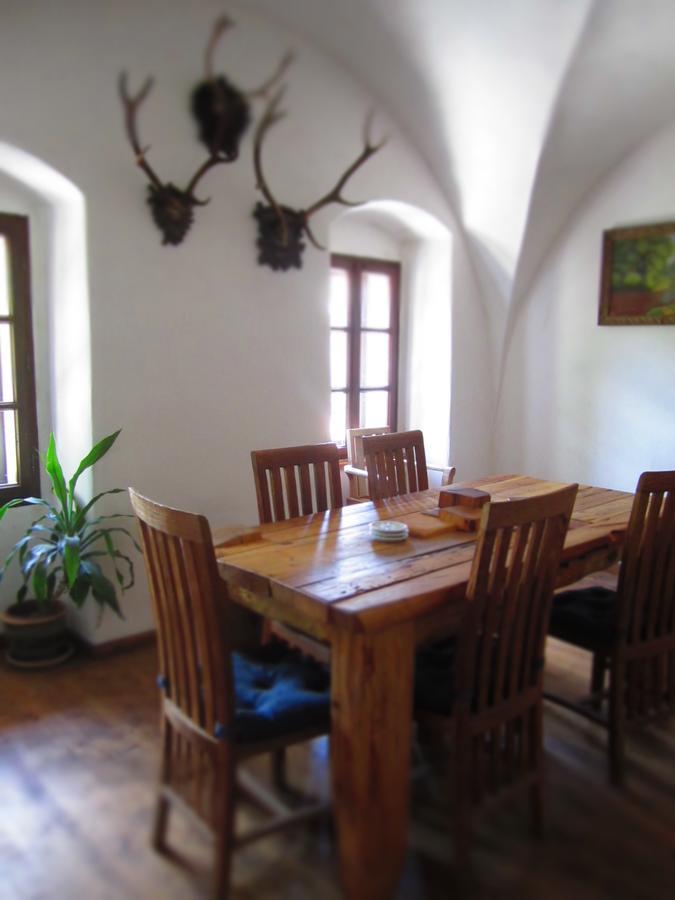 ホテルHolubnik Statecnych Zen Kralovych Luže エクステリア 写真