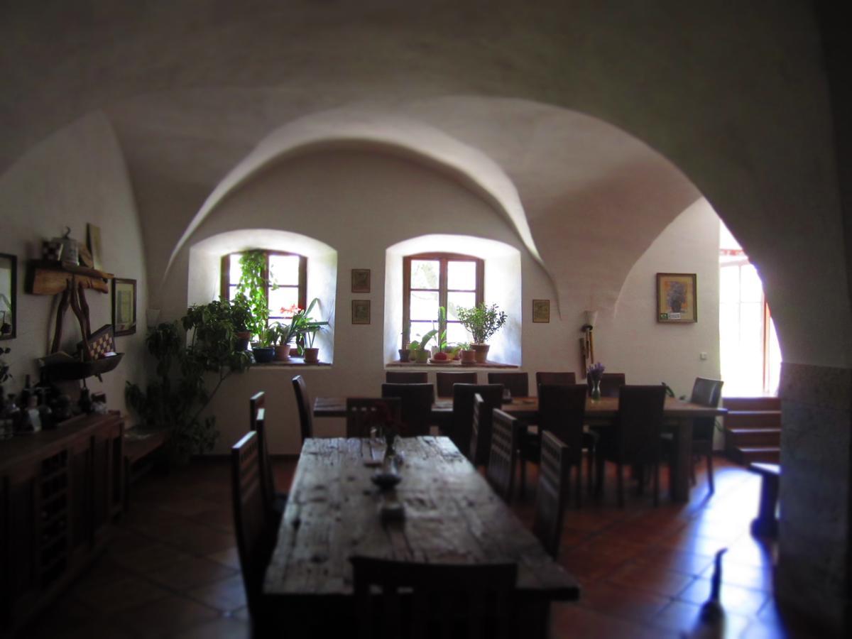 ホテルHolubnik Statecnych Zen Kralovych Luže エクステリア 写真